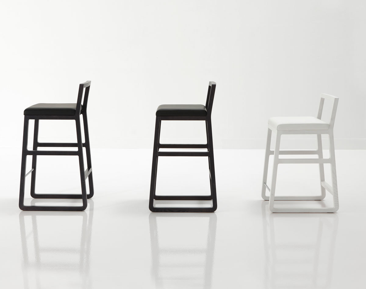 Drei moderne Hocker, davon ein Midori Hocker in Weiß von Sancal, minimalistisches Design.