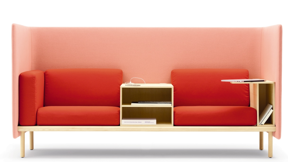 Floater Sofa von Cor, modernes 3-Sitzer Sofa mit rotem Bezug und integrierten Ablageflächen.