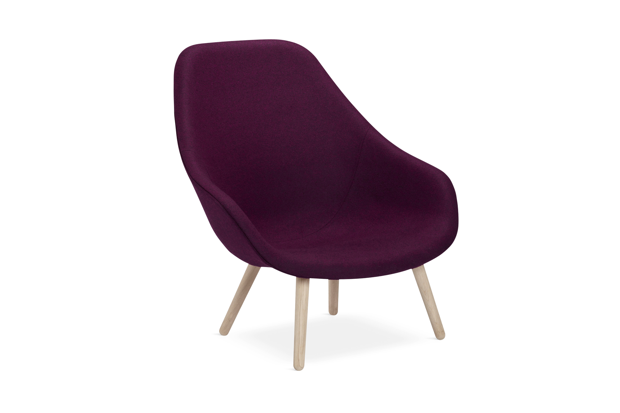 About a Lounge Sessel AAL92 von Hay in Lila mit Holzbeinen. Design Sessel.