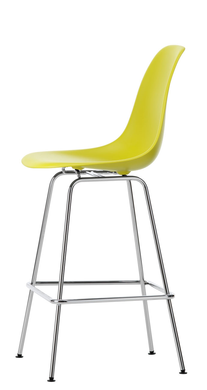 Vitra Eames Plastic Bar Stool in Gelb mit verchromtem Metallgestell, seitliche Ansicht.