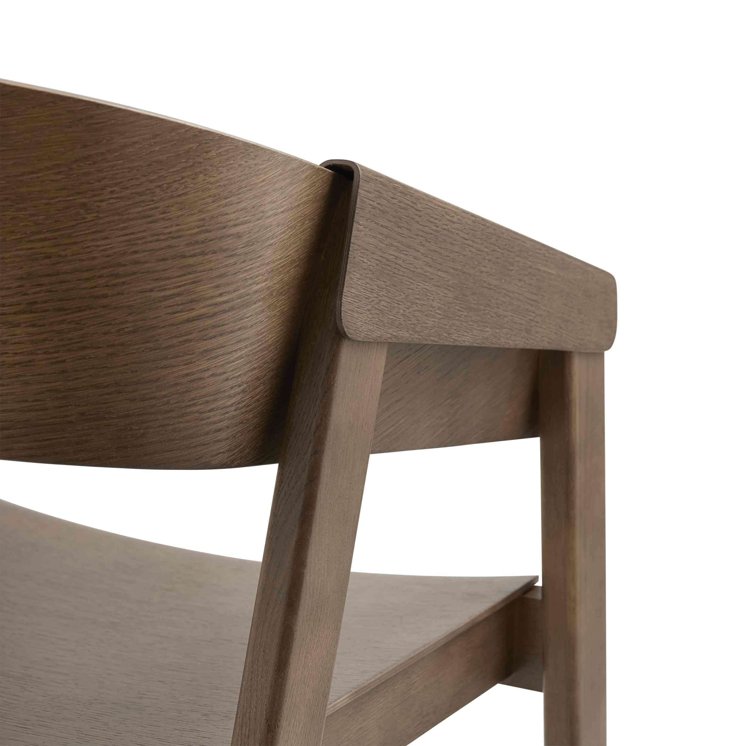 Detailaufnahme des Muuto Cover Chair Stuhls aus Holz, modernes Design für Esszimmer und Wohnbereich.
