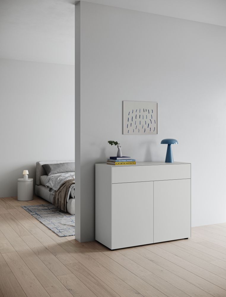 Modernes Nex Pur Box Sideboard von Piure in Weiß mit Schublade und Türen im Schlafzimmer.