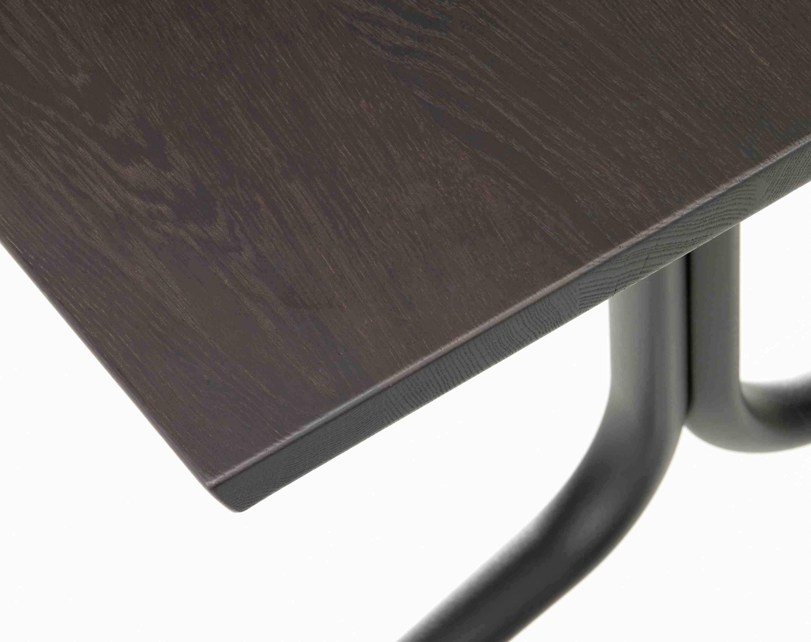 Detailaufnahme der dunklen Holzplatte und des schwarzen Stahlgestells vom Vitra Belleville Table Tisch.