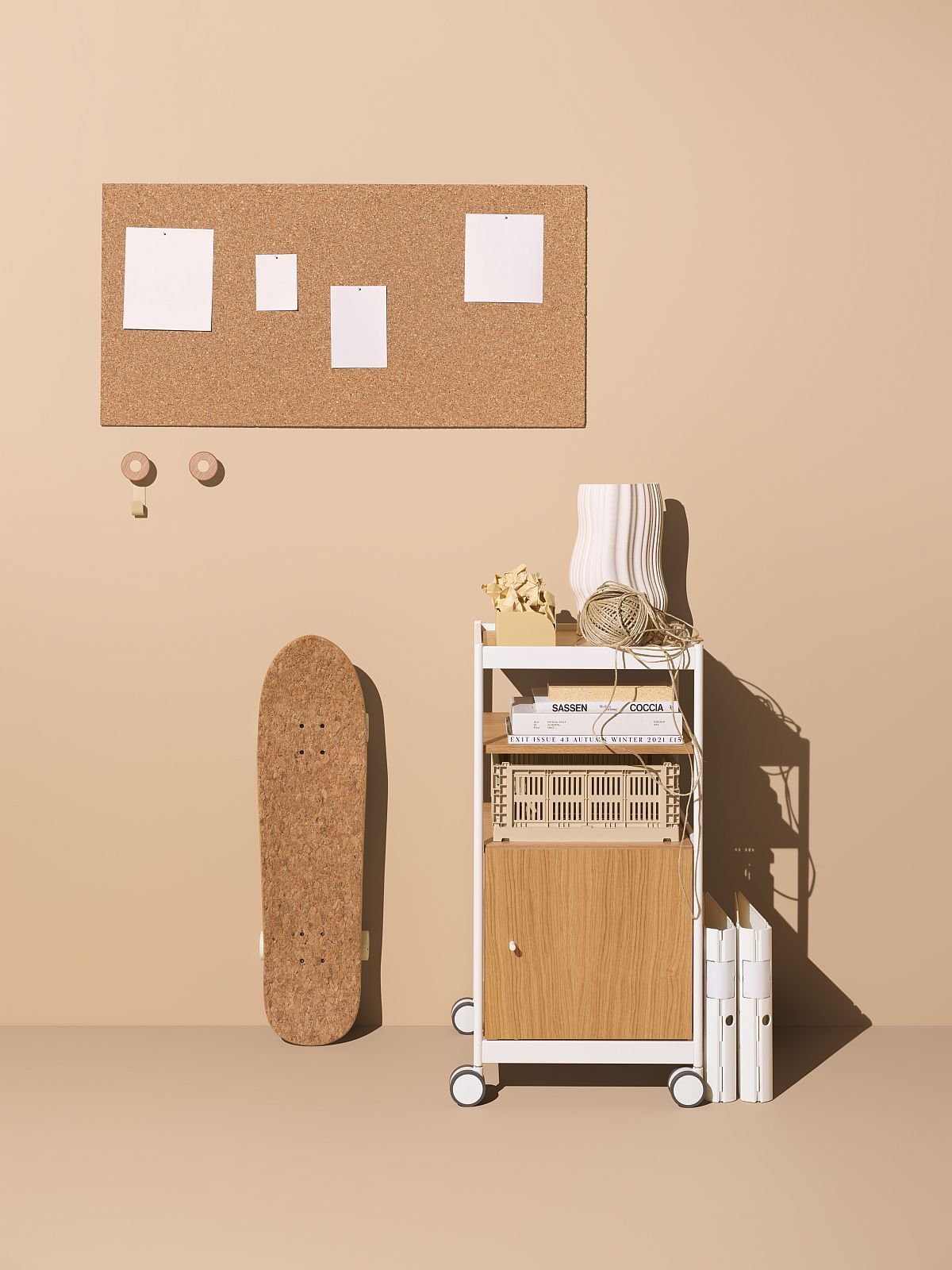 Beside Office Trolley von Mizetto mit Regalen, Kommode und Rollen in einem minimalistischen Büro-Setup.
