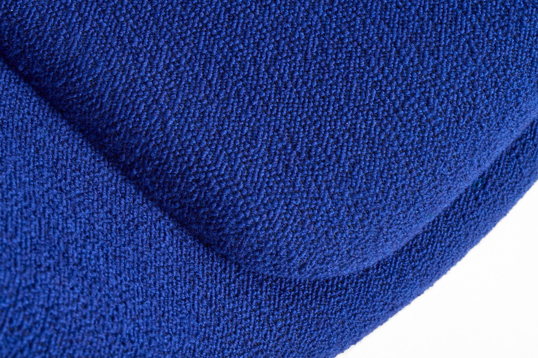 Detailaufnahme des blauen Stoffbezugs vom About a Lounge AAL 87 Sessel von Hay.