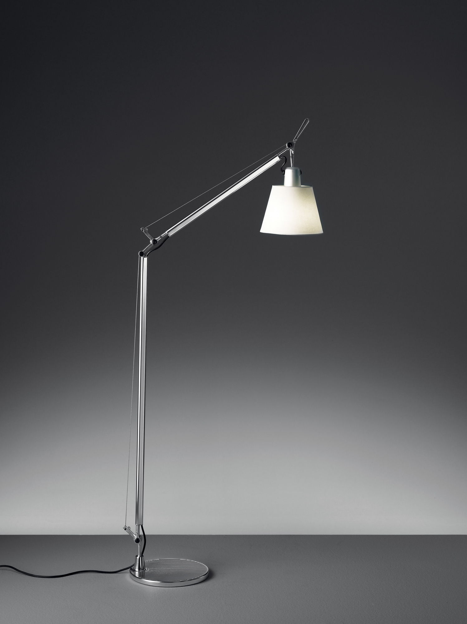 Artemide Tolomeo Basculante Stehleuchte mit satiniertem Schirm, modernes Design für Wohnzimmer und Schlafzimmer.