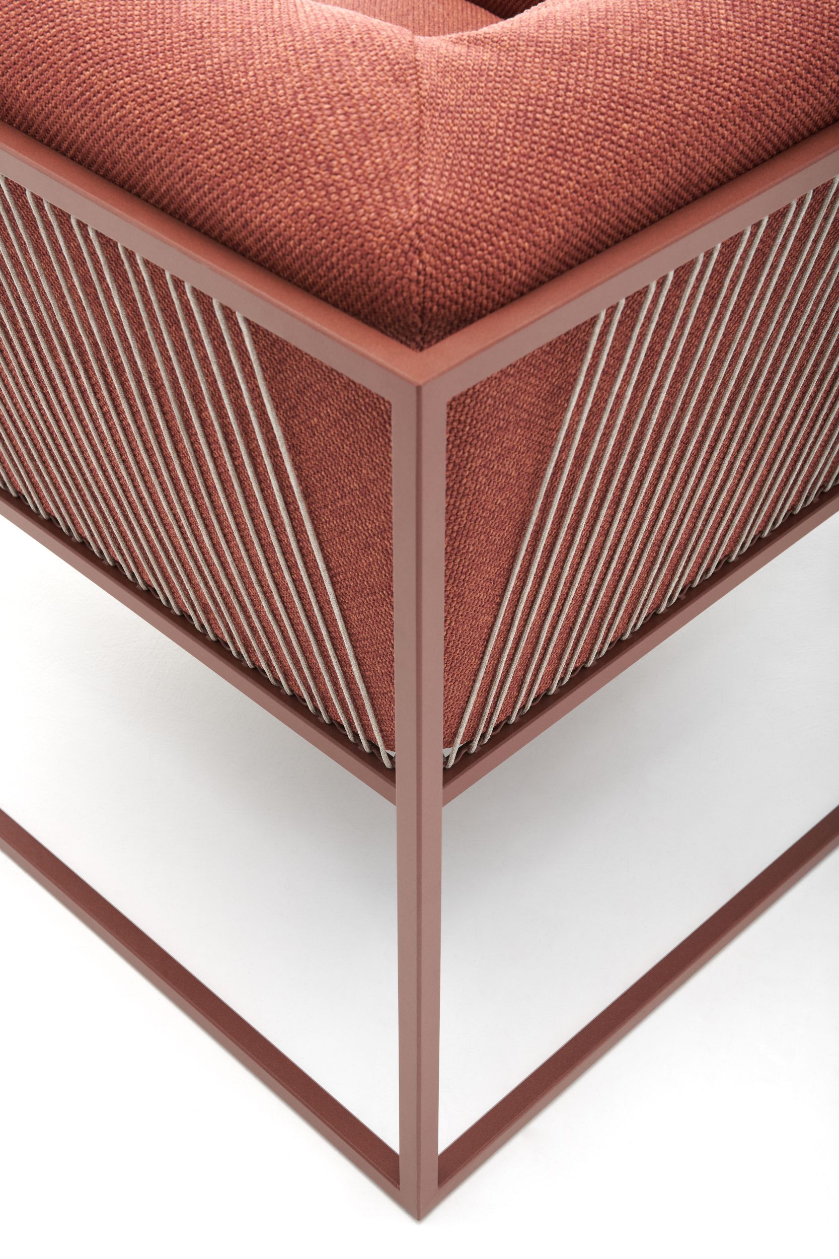 Detailaufnahme des Arpa Outdoor Sofas von MDF Italia, terracottafarbenes Textil und filigrane Linien.