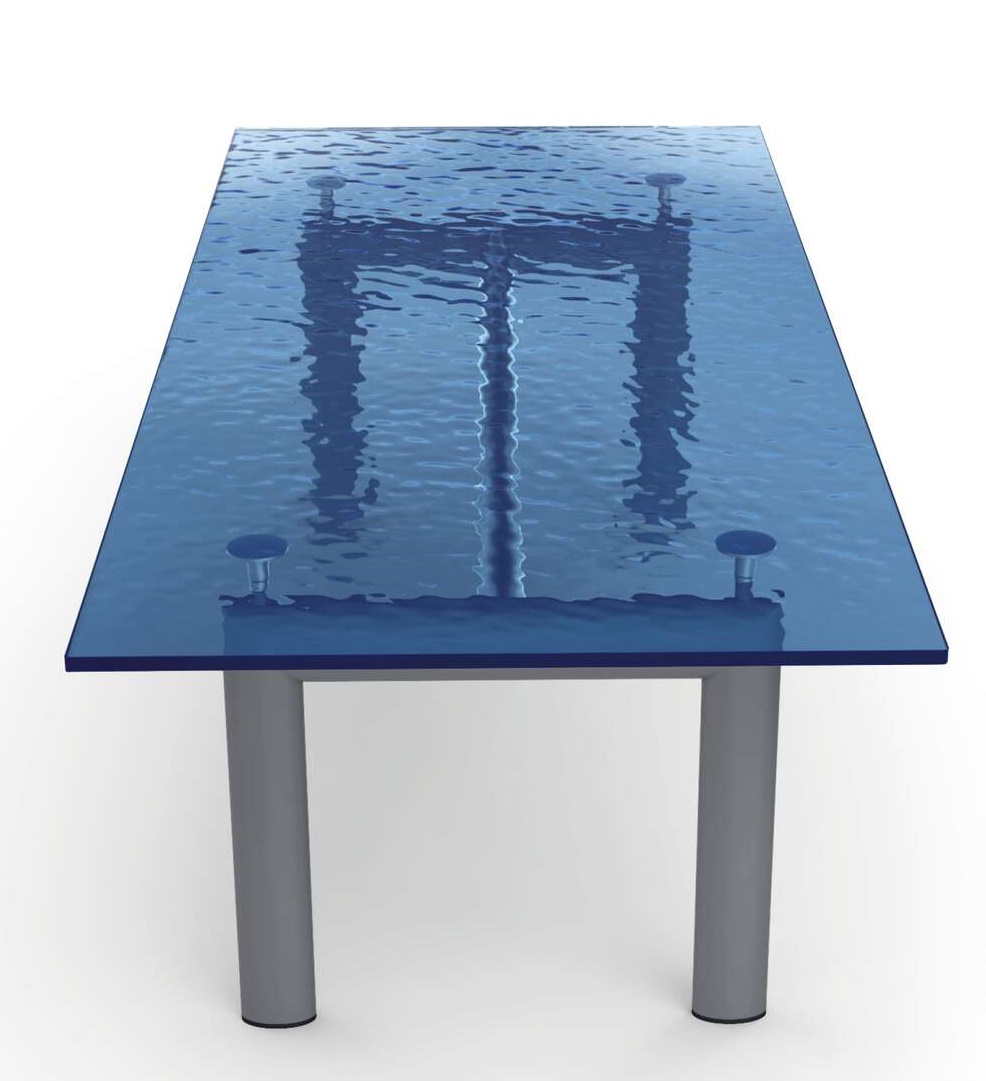 LC6 Table tube d´avion Esstisch Cassina mit blauer Glasplatte und silberfarbenem Stahlrohrgestell, Frontansicht.