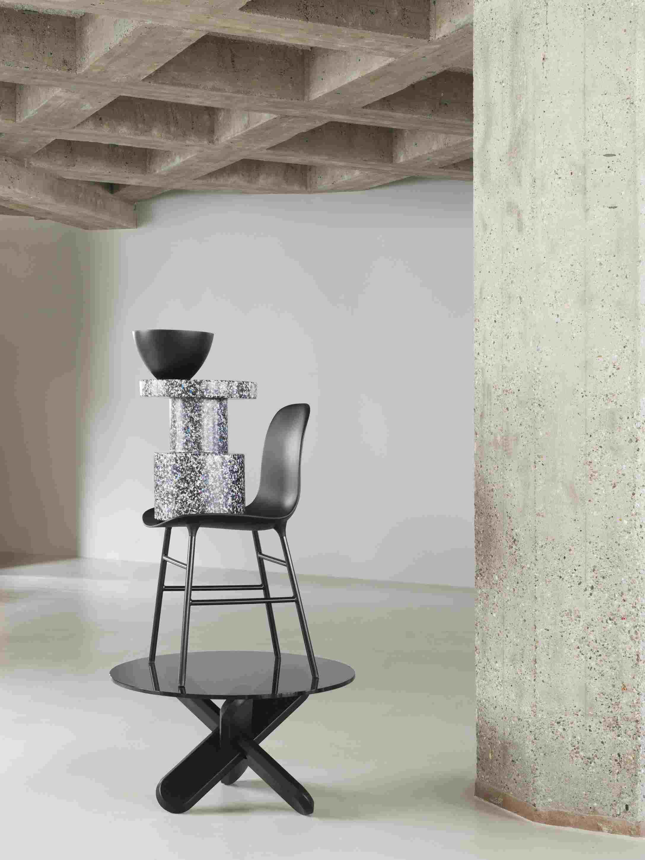 Normann Copenhagen Bit Stool Hocker im Interieur, abstrakte Komposition mit Stuhl und Schale.
