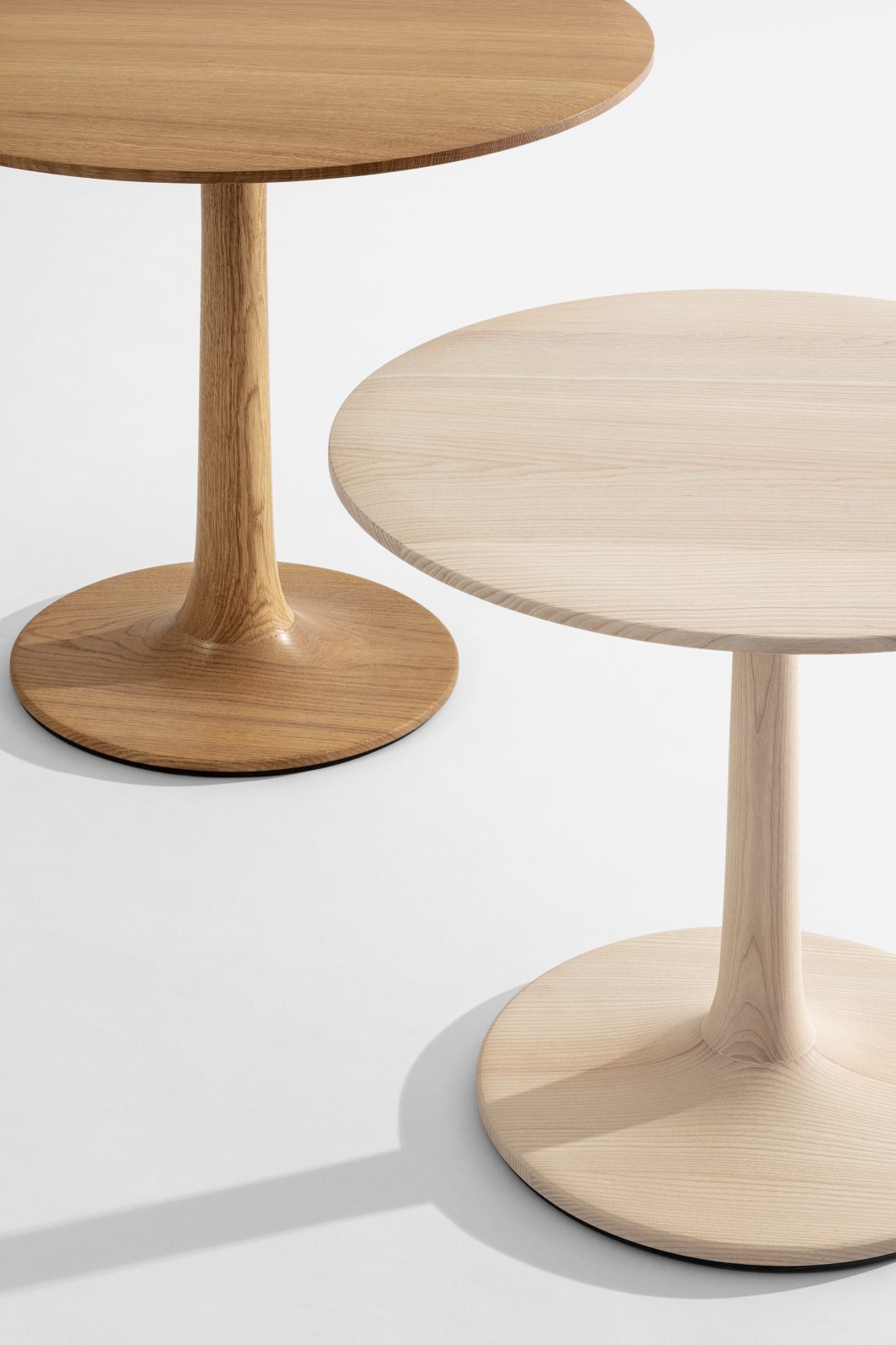 Zwei Turntable Beistelltische von Zeitraum aus hellem und dunklem Holz auf weißem Hintergrund.