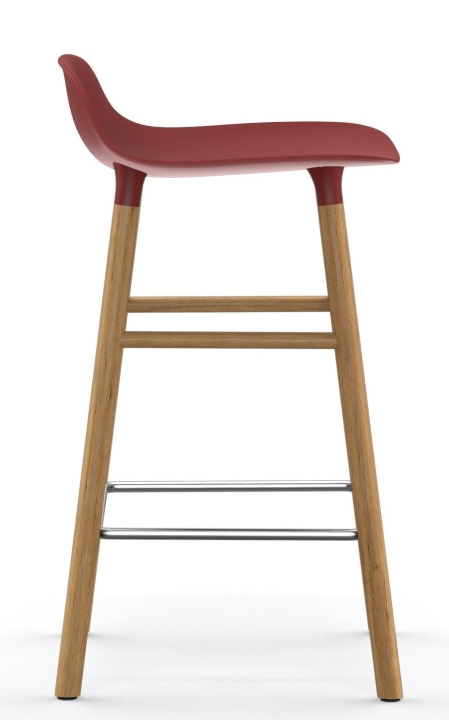 Normann Copenhagen Form Barhocker H 65 cm aus Holz, rote Sitzfläche, Fußstütze aus Metall.