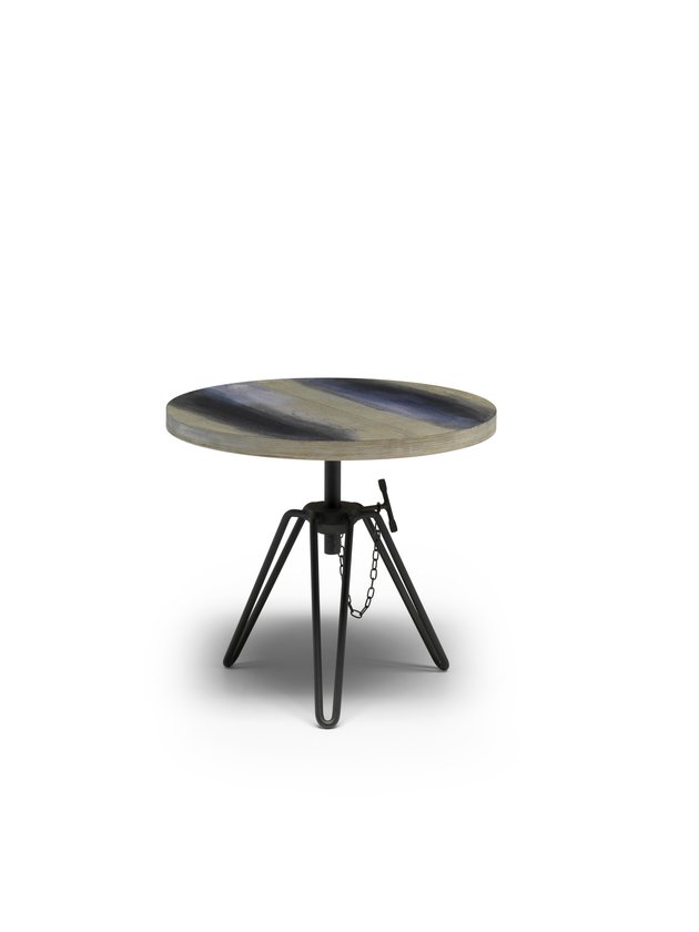Overdyed Side Table: Kleiner Beistelltisch mit runder, gestreifter Tischplatte und schwarzem Metallgestell.