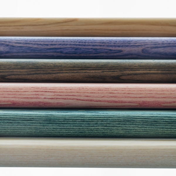 Detailaufnahme verschiedenfarbiger Holzbeine für den D:009 Coffeetable von Fuchs & Habicht.
