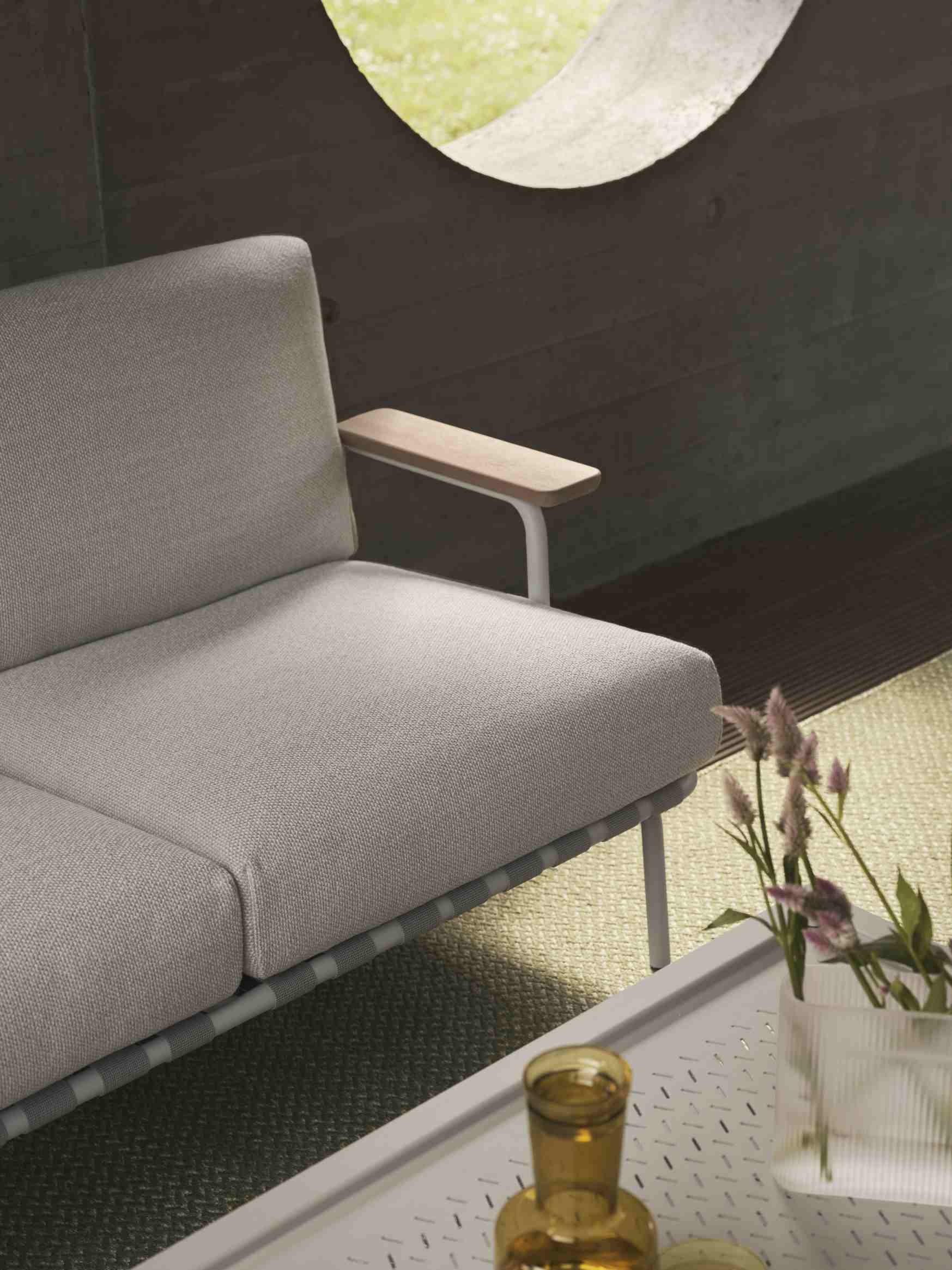 Detailaufnahme des Muuto Ply Rug Teppichs aus recyceltem Polyester, geeignet für den Innen- und Außenbereich.