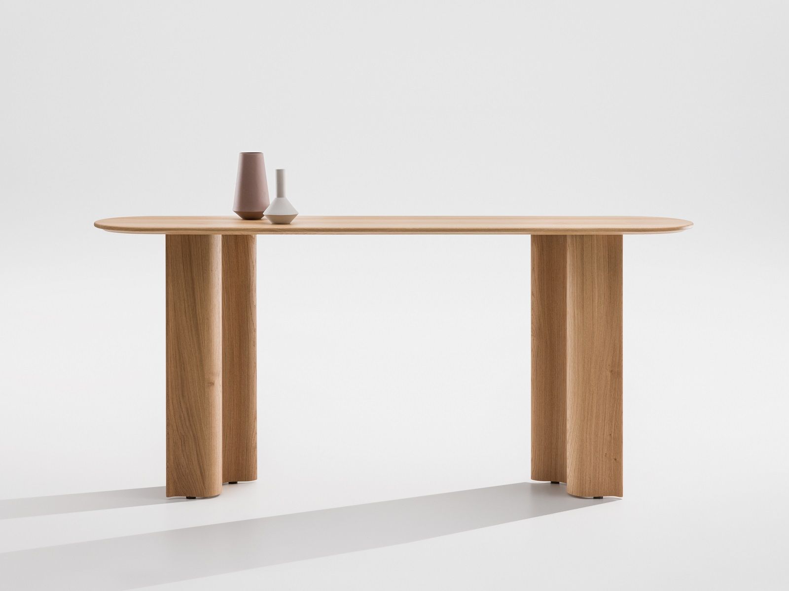Curtain Console Tisch aus Nussbaumholz mit zwei Vasen auf der Tischplatte.