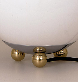 Detailaufnahme: Art Déco Tischleuchte AD32 Tecnolumen mit goldenen Füßen und opalweißem Glasschirm.