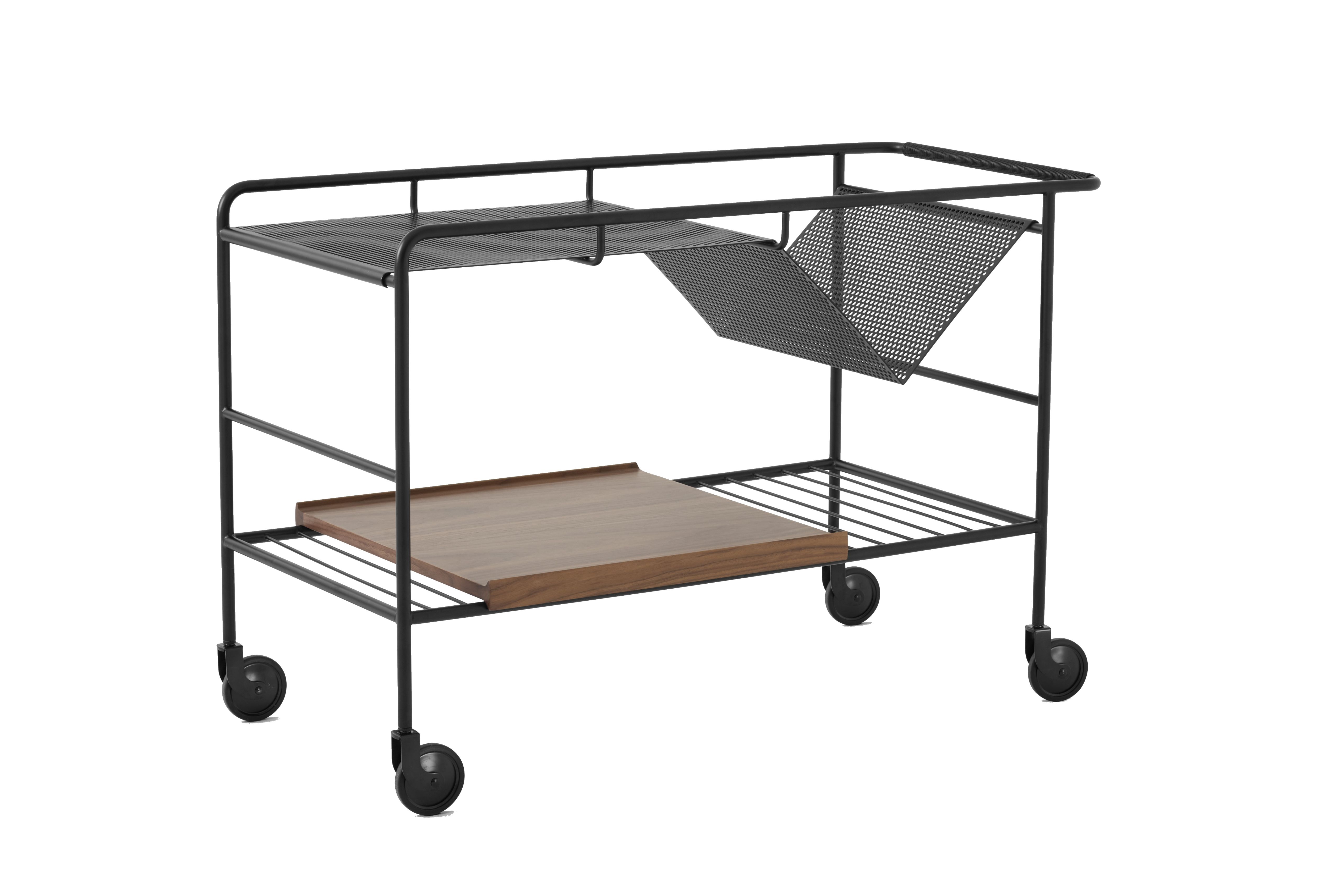Alima Rollwagen von AndTradition: Schwarzer Servierwagen mit Holzablage und Rollen, modernes Möbeldesign.