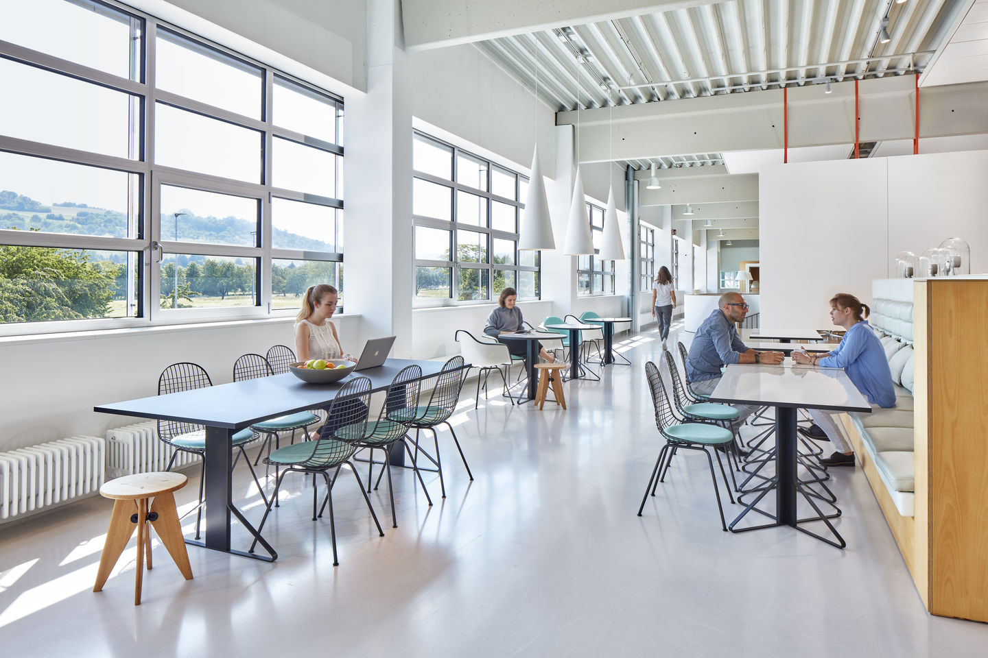 Helles Büro mit DKX Wire Chairs von Vitra, Sitzpolster in Türkis, moderne Büromöbel für Coworking.
