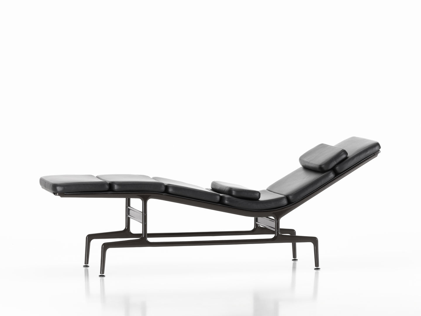 Schwarze Soft Pad Chaise ES 106 Liege von Vitra mit Lederpolster und Stahlgestell.