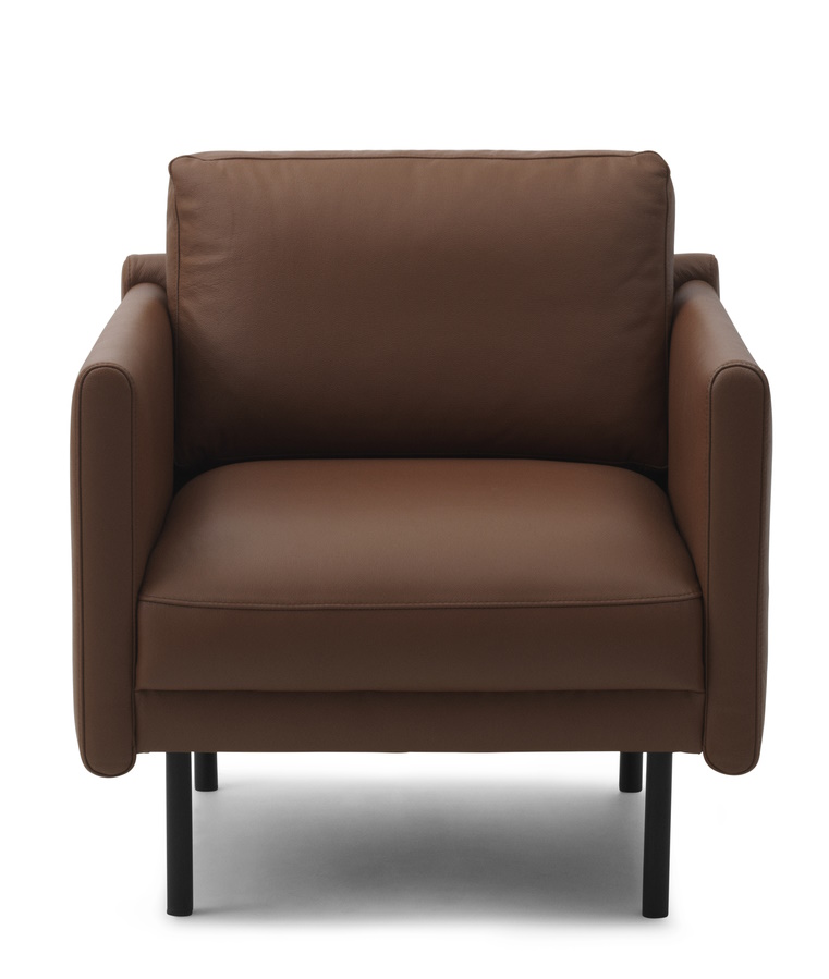 Normann Copenhagen Rar Lounge Chair Sessel in braunem Leder mit schwarzen Beinen, Frontansicht.