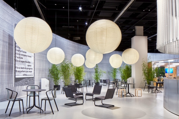 Innenaufnahme: Vitra Belleville Table Bistrotisch mit Stühlen in modernem Büroambiente.