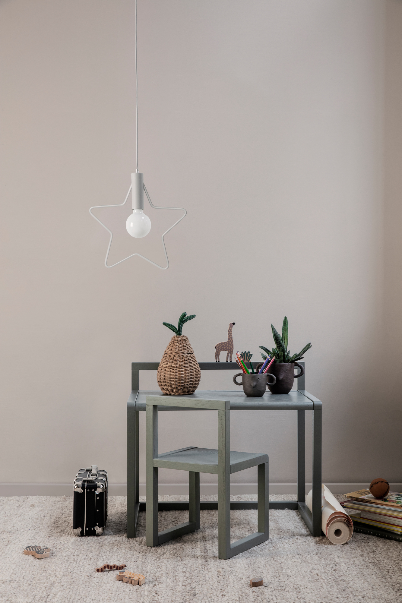 Kinderzimmer mit Schreibtisch, Stuhl und Pear Braided Aufbewahrungskorb von Ferm Living. Dekorative, geflochtene Birne als Ordnungshelfer.