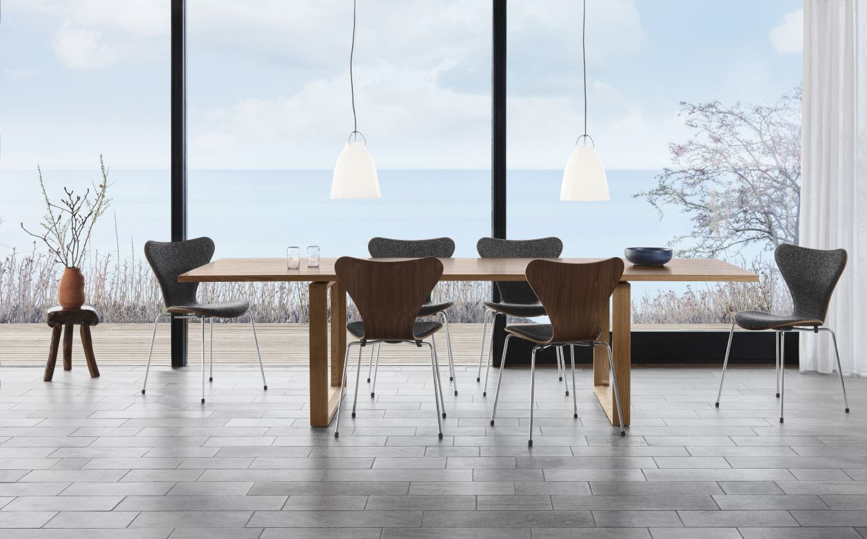 Siebener Stuhl von Fritz Hansen, Jubiläumsmodell in Leder Grace Kastanie, Esszimmer-Szene.
