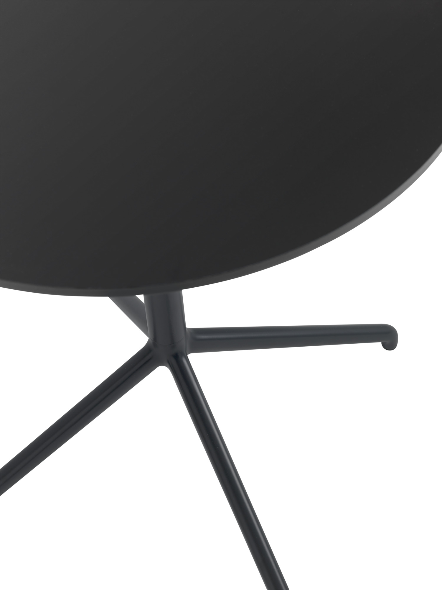 Detailaufnahme des Muuto Still Cafe Table Beistelltisch in Schwarz mit runder Tischplatte und filigranem Metallfuß.