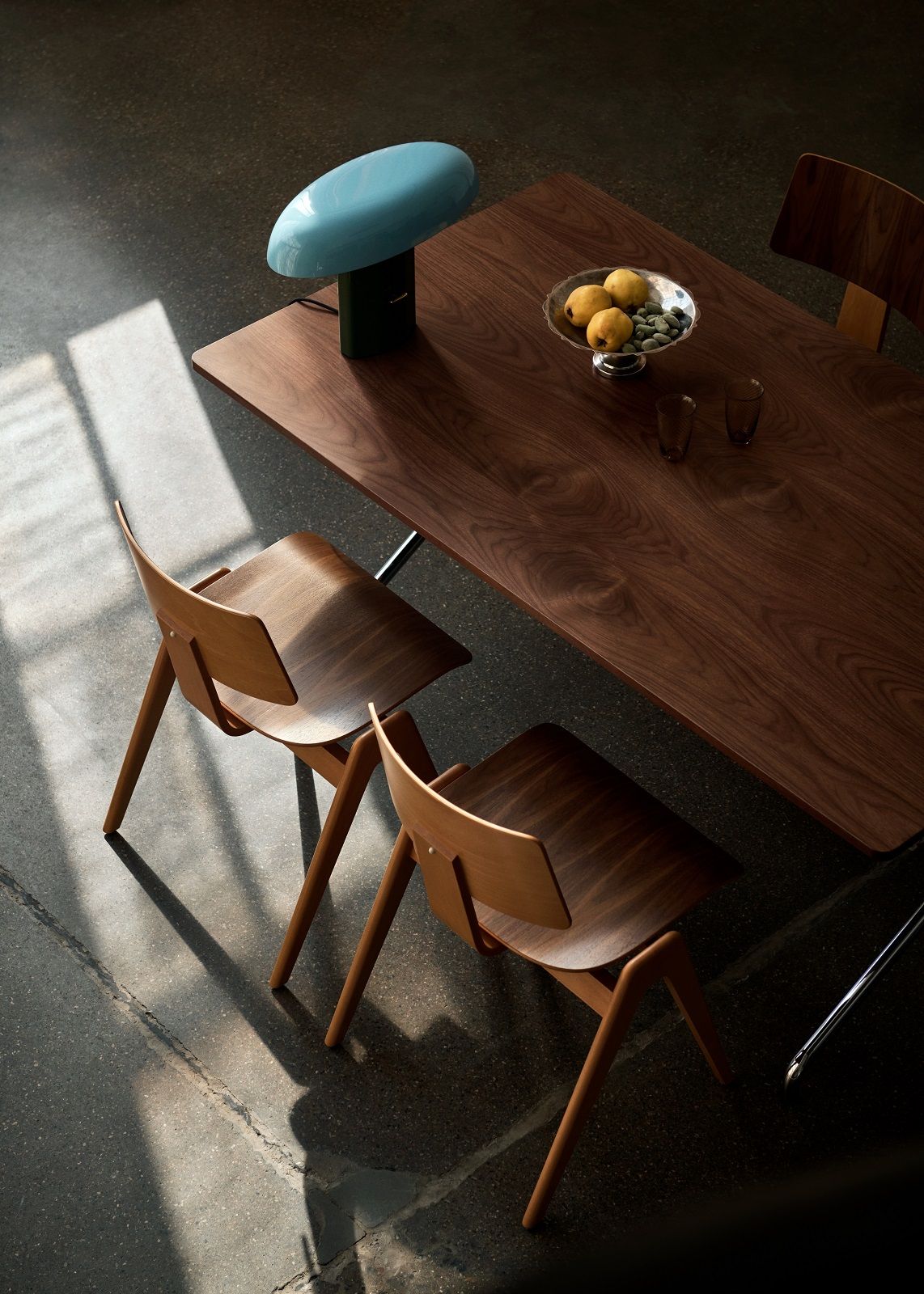 Daystak RD1 Stühle von AndTradition am Esstisch, moderne Holzstühle für Esszimmer und Küche.
