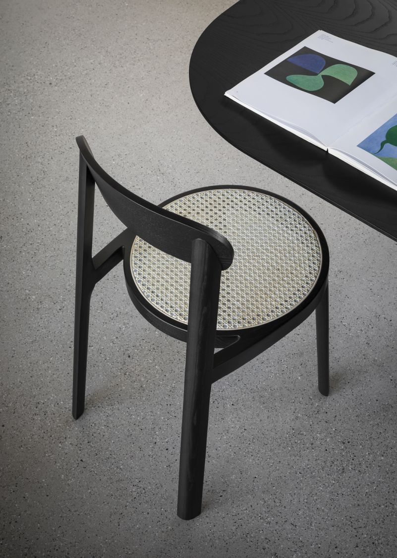 Brulla Stuhl von Miniforms, Esche schwarz gebeizt mit Wiener Geflecht Sitzfläche. Design Stuhl.