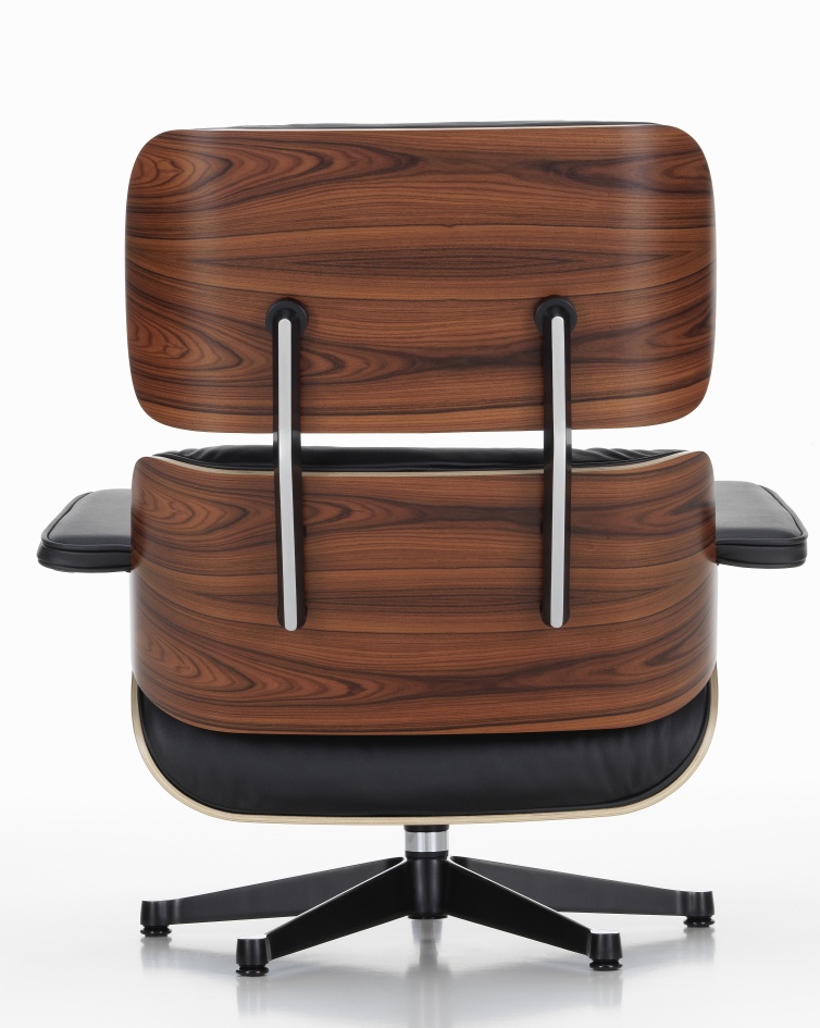 Rückansicht des Eames Lounge Chair Sessels von Vitra mit Walnussholz und schwarzem Leder.