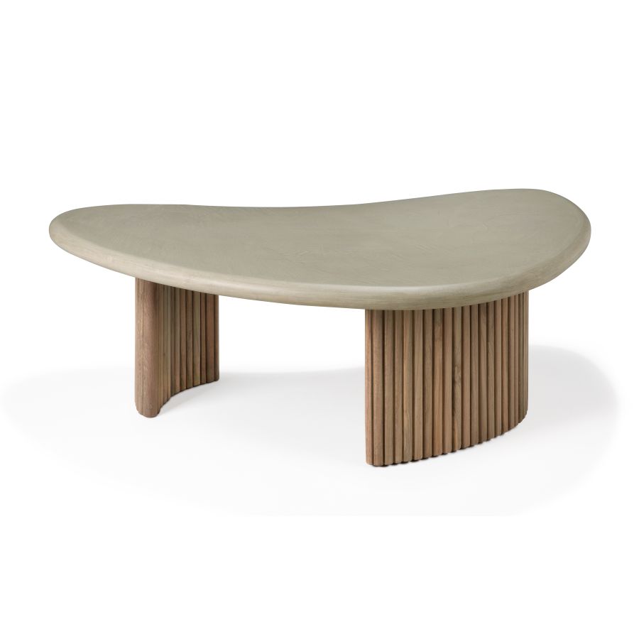 Boomerang Couchtisch für den Außenbereich: Beton-Tischplatte und Teakholz-Basis mit geriffelter Optik.