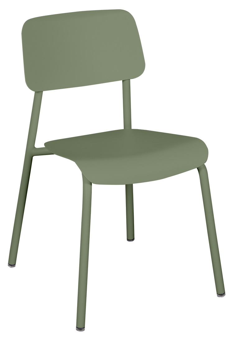 Nahaufnahme des grünen Fermob Studie Chair Stuhls für den Außenbereich, ideal für Garten und Terrasse.