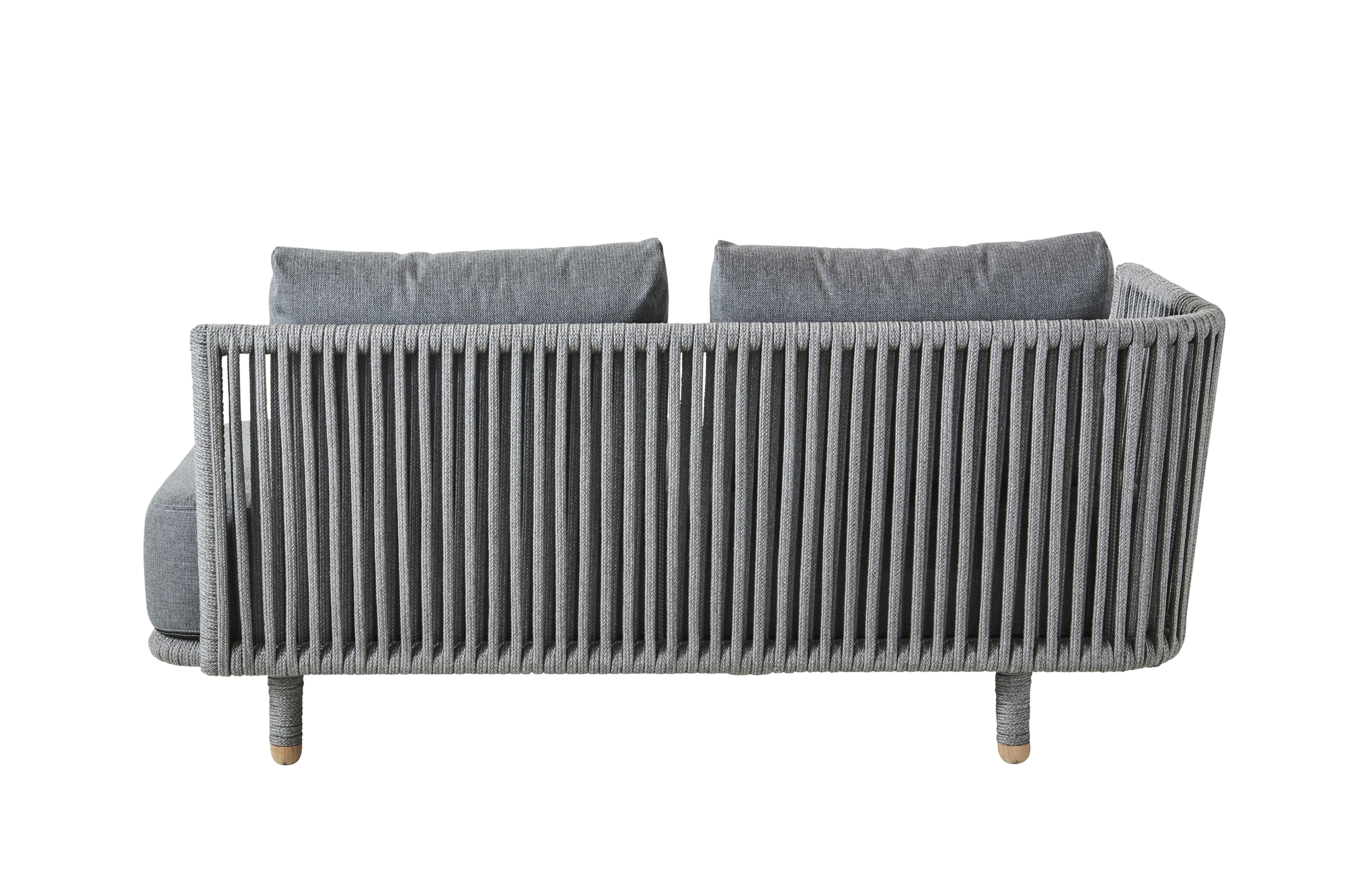 Rückansicht des grauen Cane-Line Moments Outdoor Sofas für zwei Personen mit geflochtener Rückenlehne.