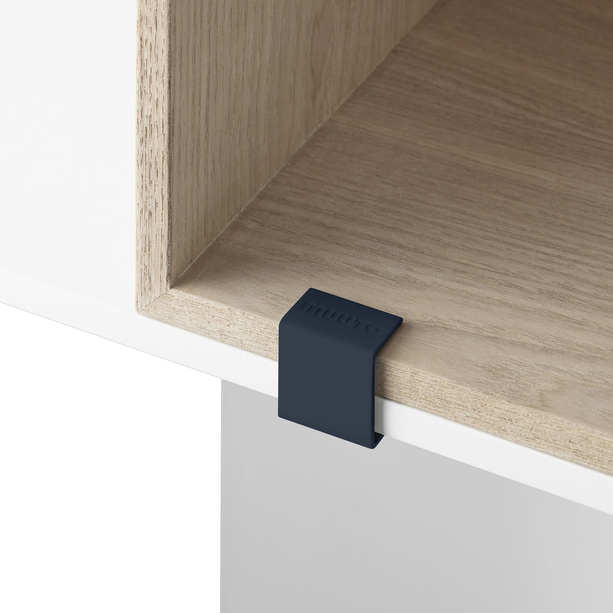 Detailaufnahme des Muuto Stacked Mini Regalsystems 2.0 mit blauem Clip. Modular, flexibel und stilvoll.