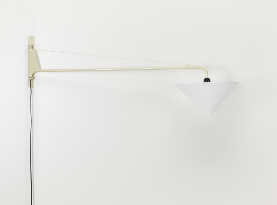 Nahaufnahme der Vitra Potence Wandleuchte mit konischem Lampenschirm in Weiß, modernes Design für Wohnzimmer.