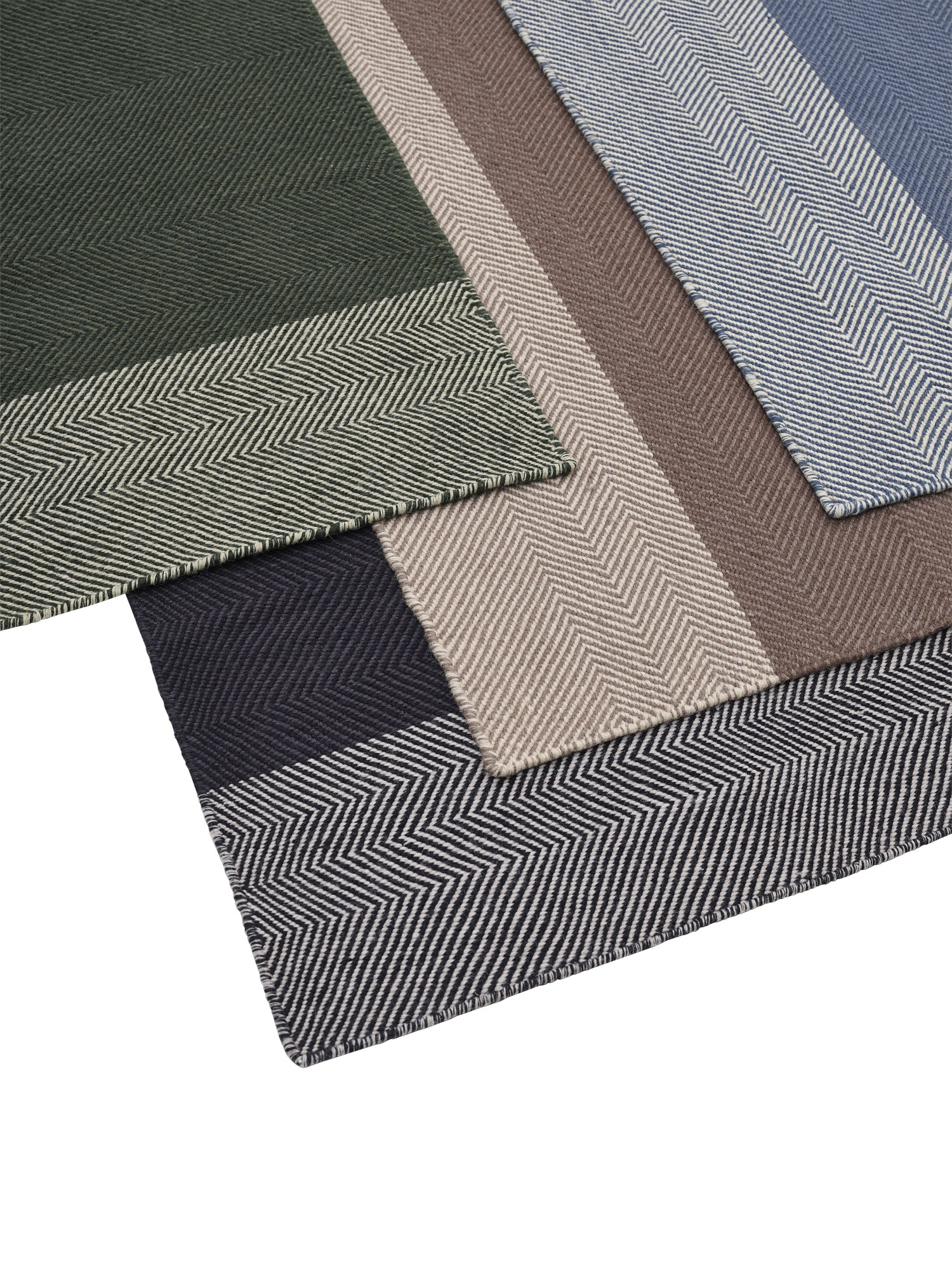 Detailaufnahme von Muuto Varjo Rug Teppichen in verschiedenen Farben und mit Fischgrätenmuster für Wohnzimmer und Schlafzimmer.