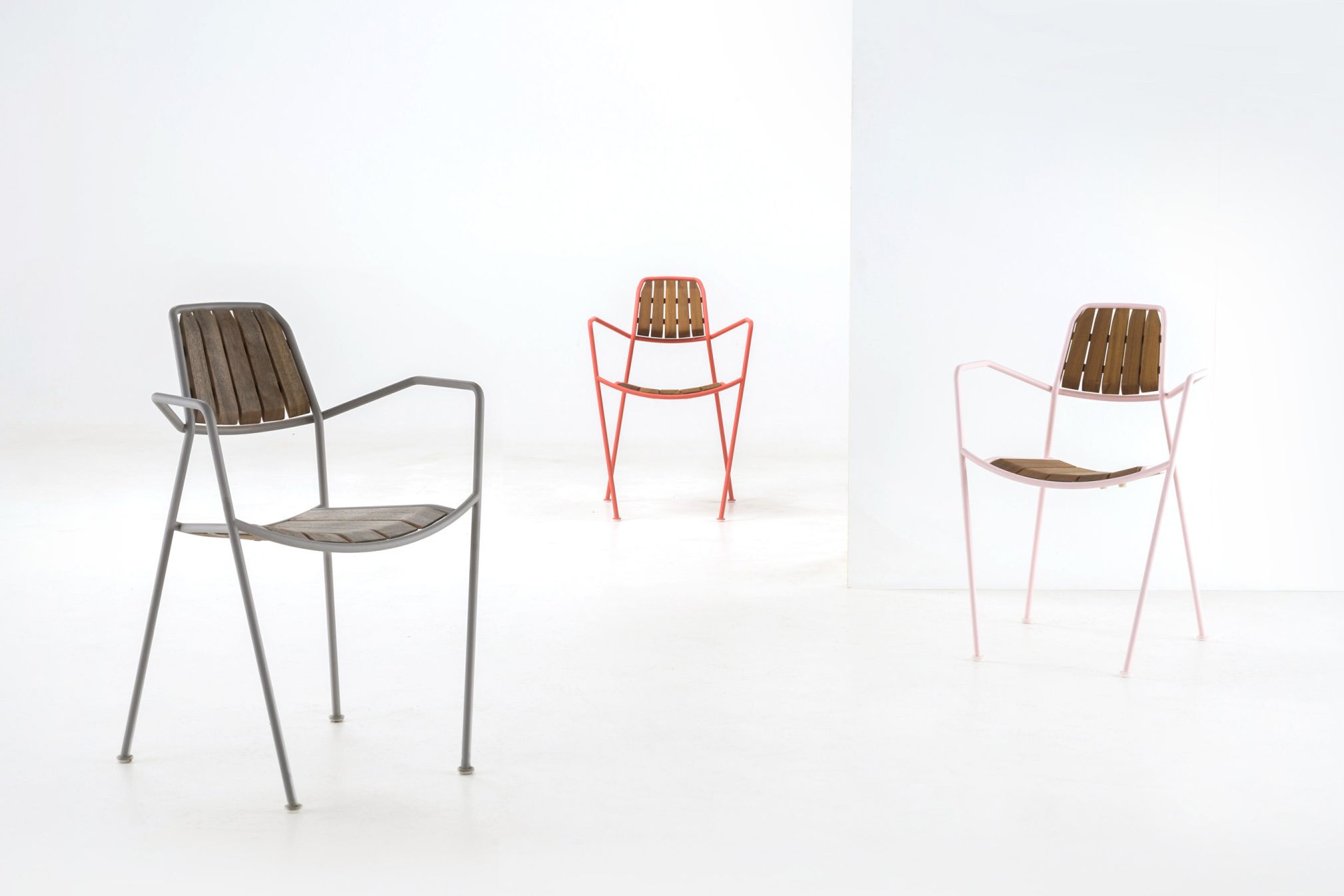 Osmo Stühle von Prostoria in Grau, Rot und Rosa mit Holzdetails, Outdoor-Möbel.