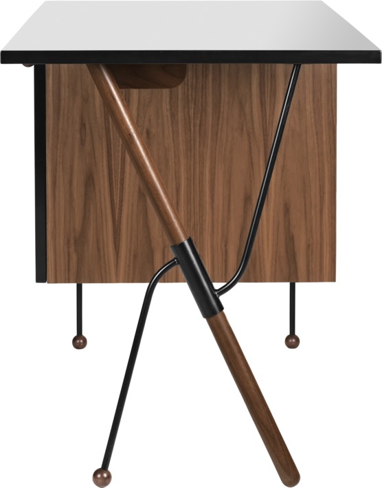 Detailaufnahme des Gubi 62 Desk Schreibtischs mit weißer Tischplatte, Holzkorpus und filigranem, schwarzem Metallgestell.