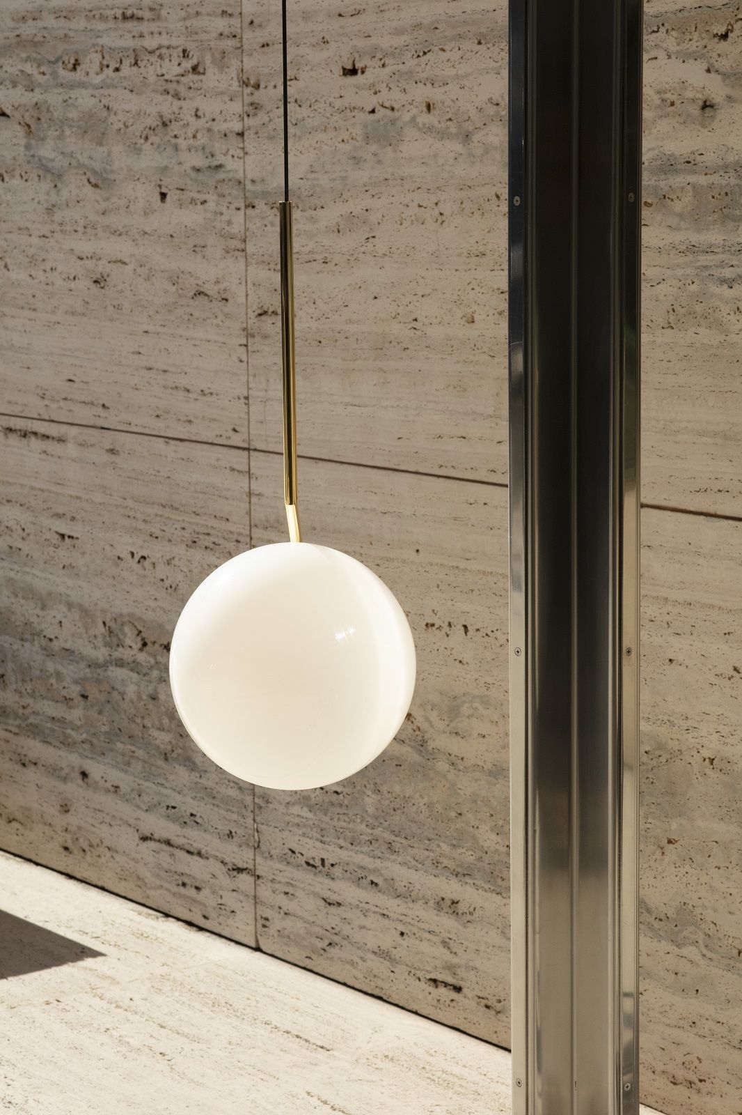 Nahaufnahme der Flos IC S2 Hängeleuchte mit goldfarbenem Gestell und weißem Opalglas-Diffusor.