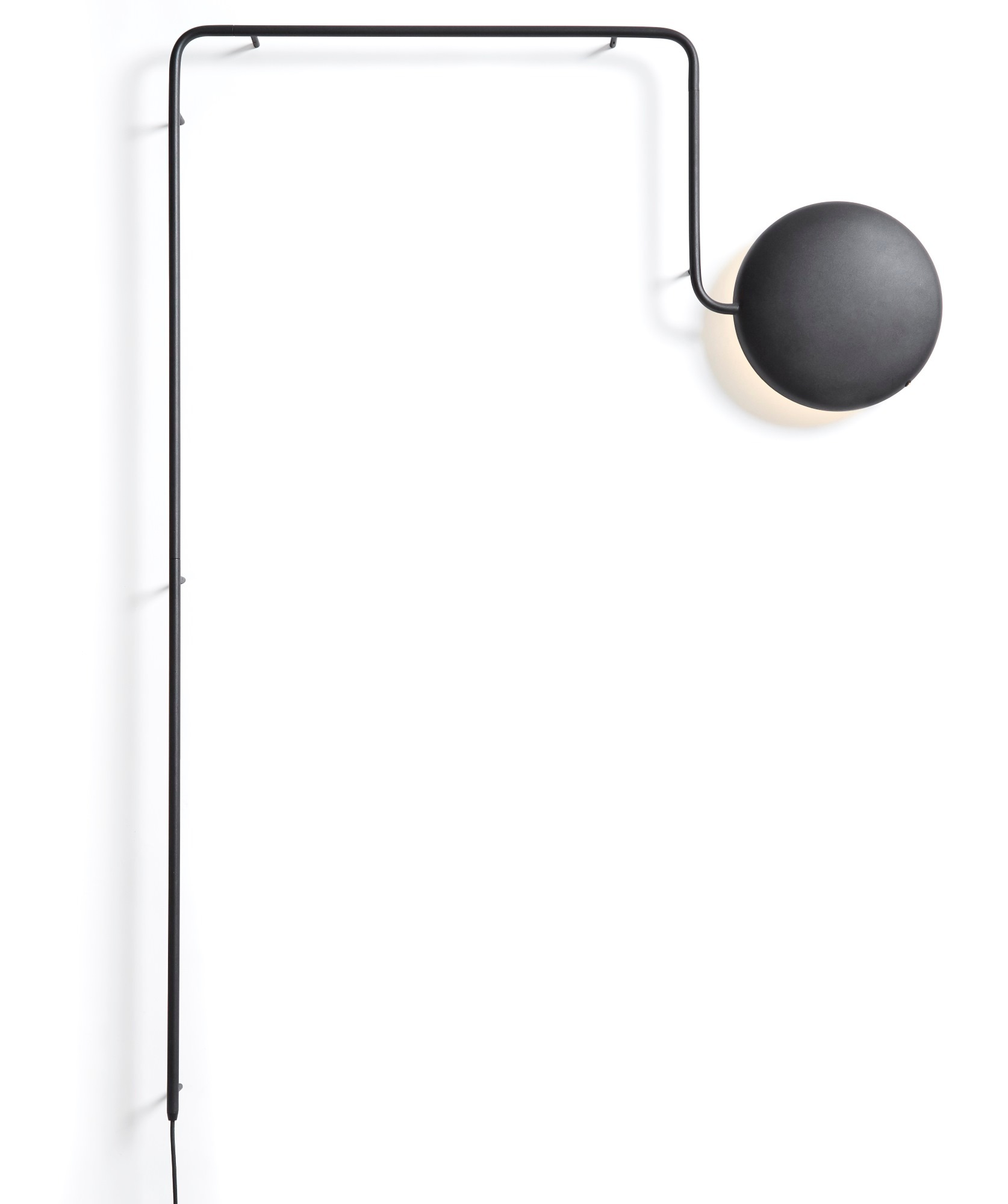 Schwarze Mercury Wandleuchte von Woud mit rundem Lampenschirm an weißer Wand. Moderne Innenbeleuchtung.