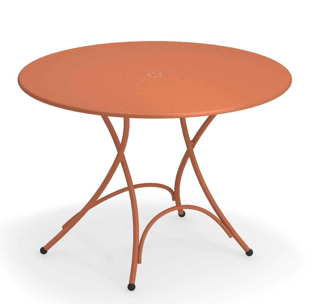 Pigalle Klapptisch Outdoor von Emu, runder Gartentisch aus orangefarbenem Metall mit filigranem Untergestell.