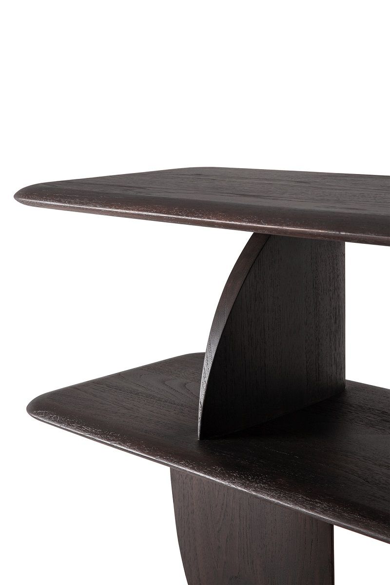Detailaufnahme: Lackiertes Teakholz Regal mit geometrischem Design, modernes Wohnaccessoire.