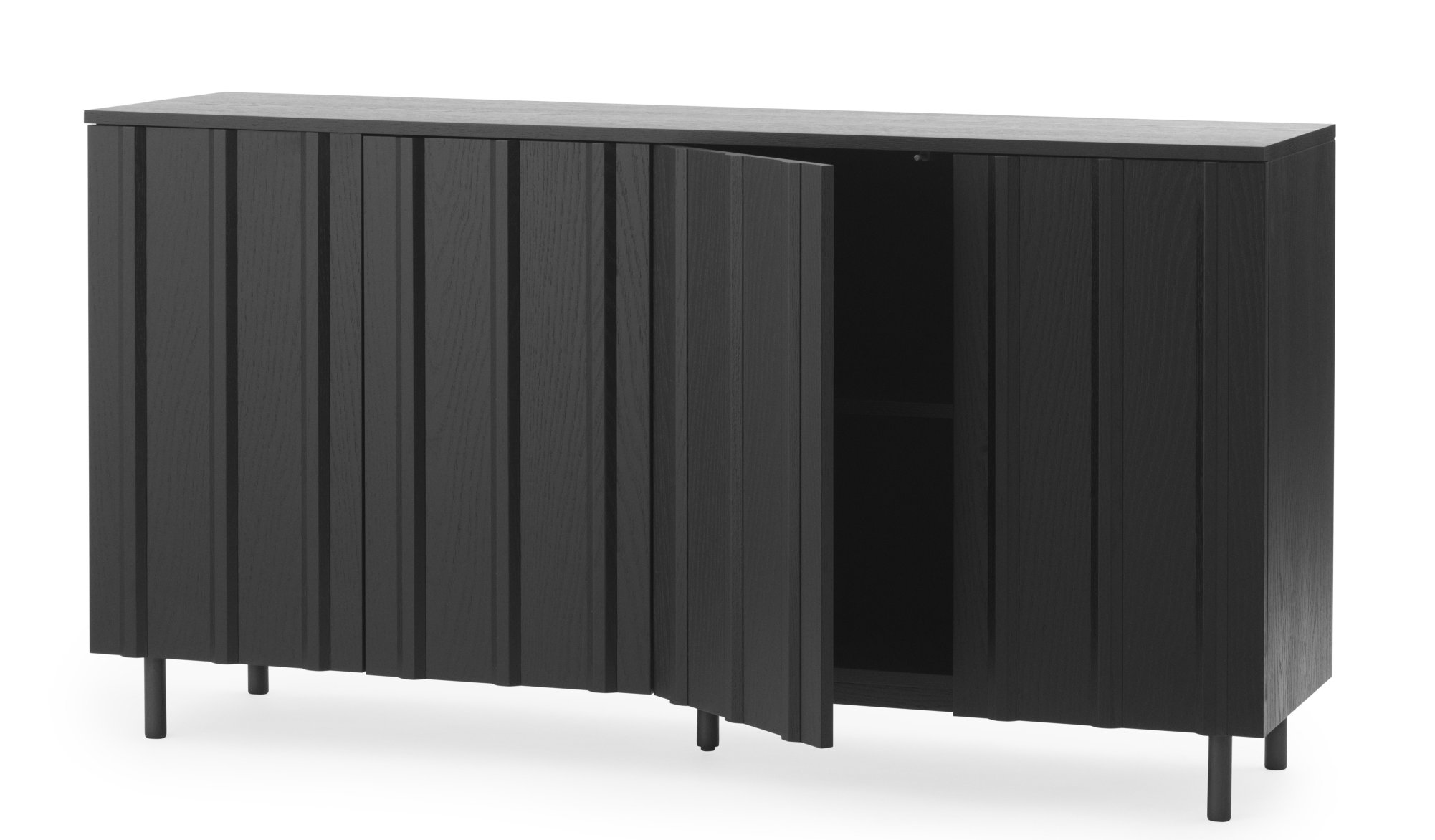 Schwarzes Normann Copenhagen Sideboard mit gerippter Front und geöffneter Tür, modernes Wohnzimmermöbel.