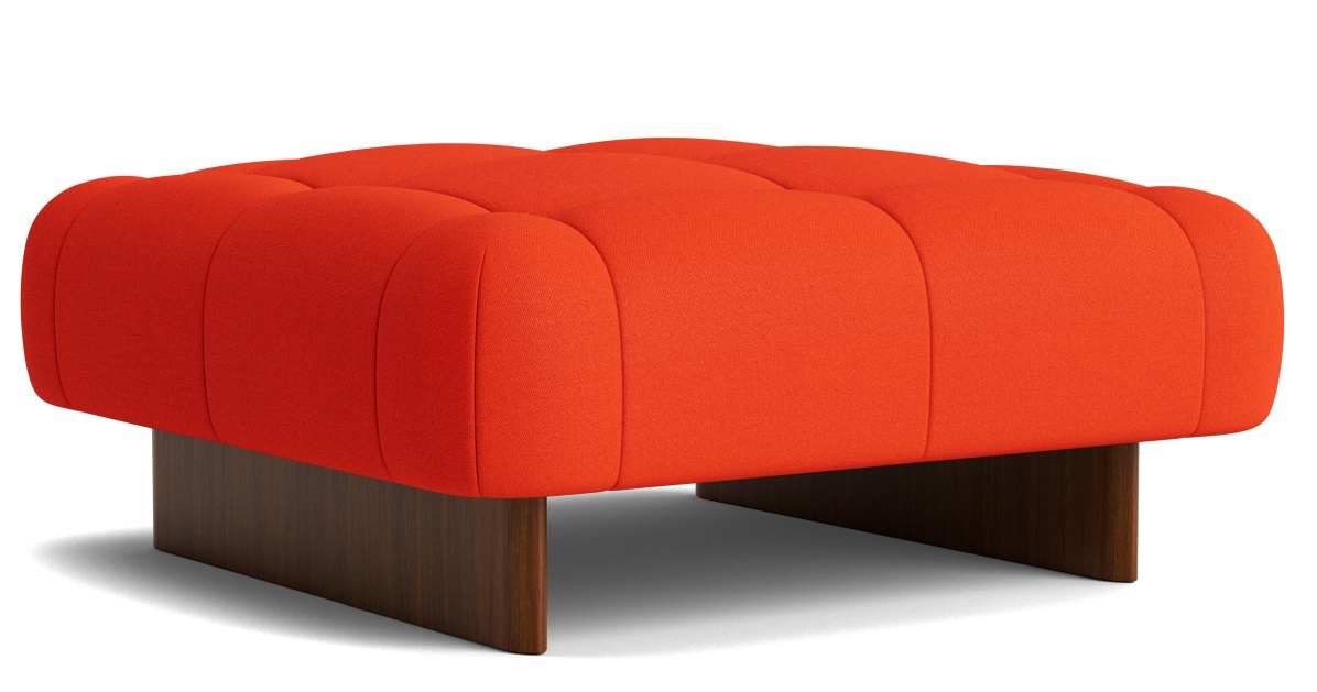 Quilton Ottoman Hocker von Hay, gepolstert in leuchtendem Orange, mit dunklem Holzsockel.