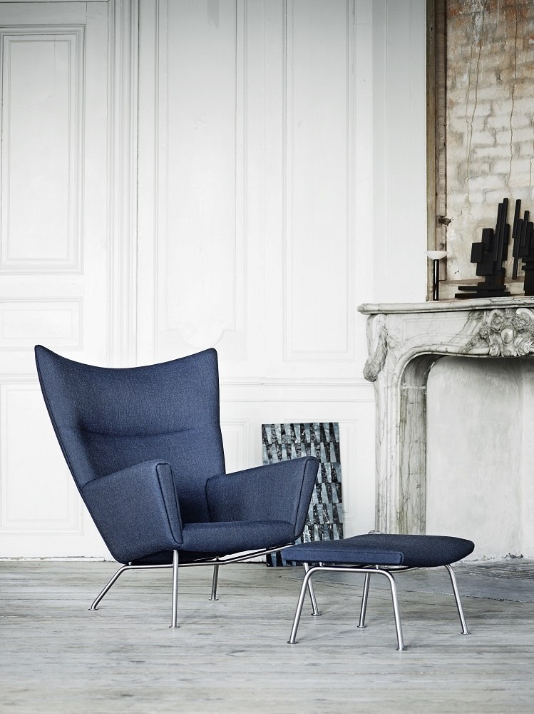Blauer CH446 Hocker/Fußhocker von Carl Hansen, passend zum Sessel, für entspanntes Sitzen.