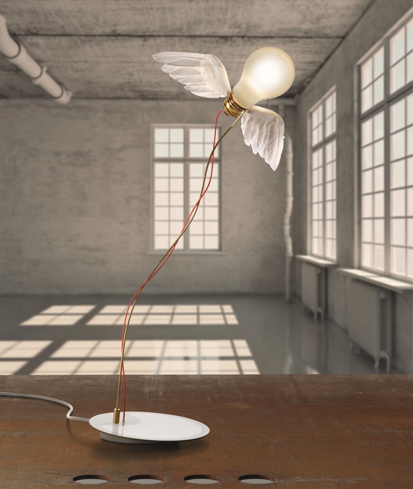 Flügel Lampe: Moderne Tischleuchte mit Glühbirne und Flügeln, kreatives Design für Wohnzimmer und Schlafzimmer.