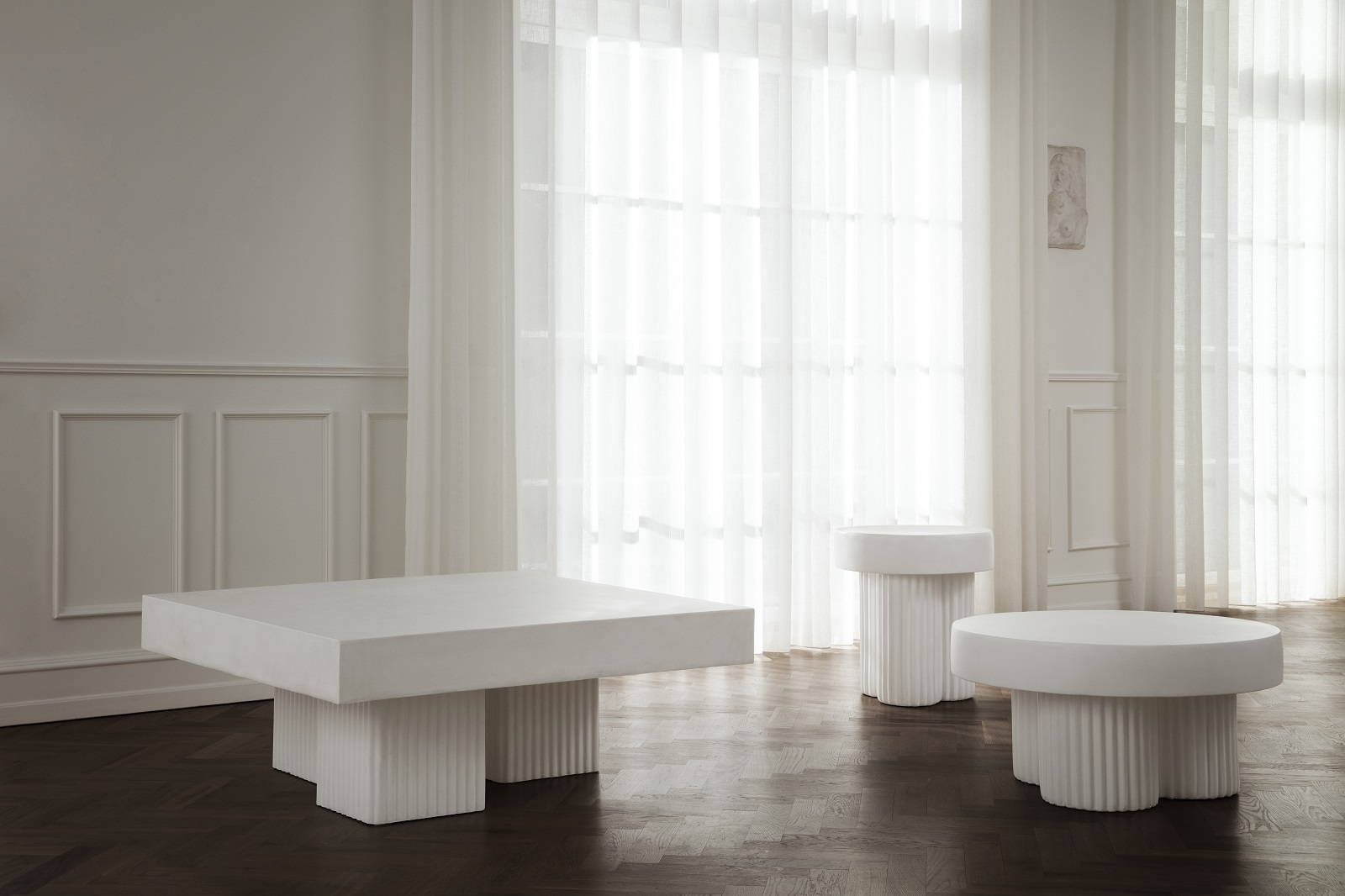 Norr11 Gear Beistelltisch und Couchtisch Set in Weiß im minimalistischen Wohnzimmer.