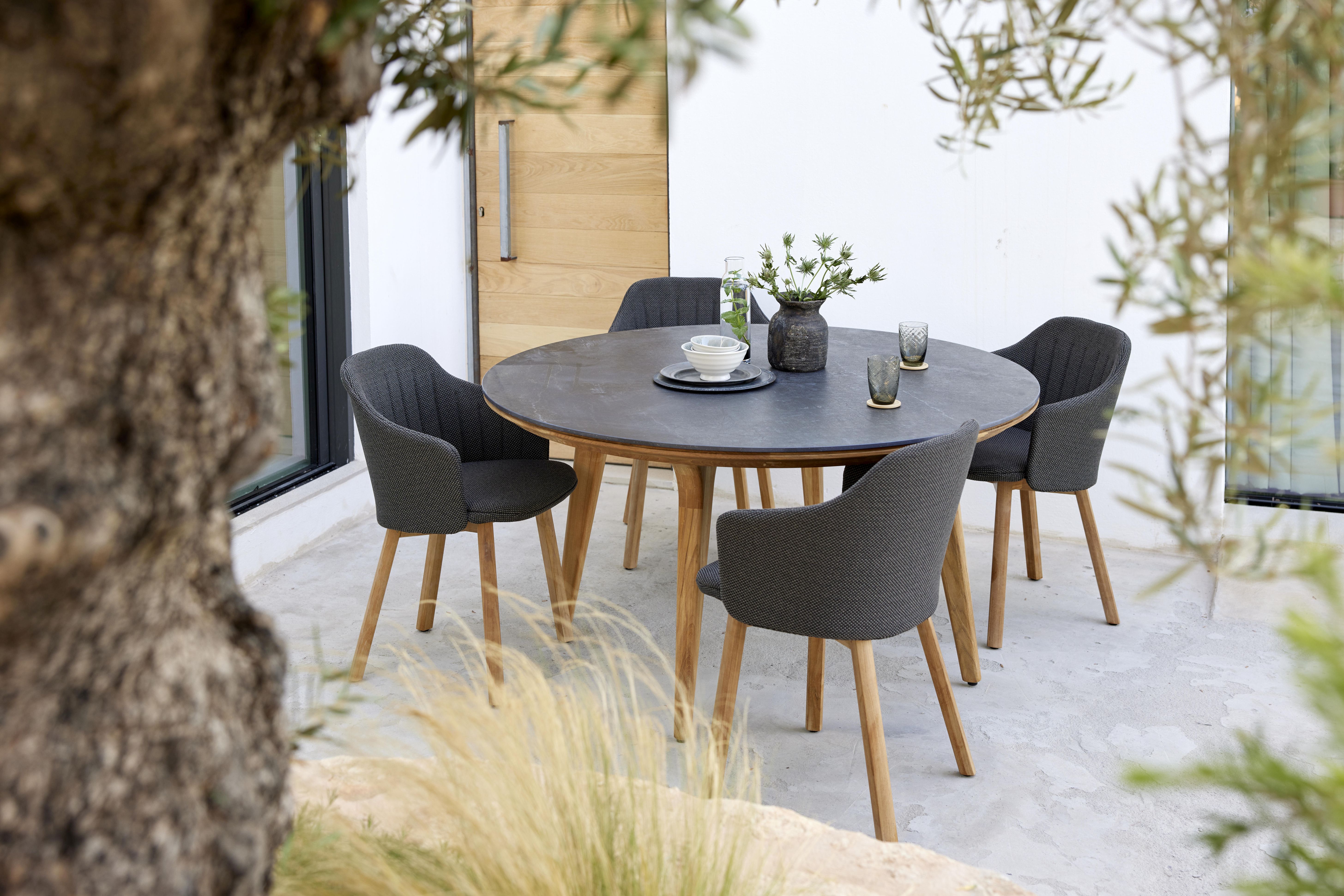 Bild eines Cane-Line Choice Outdoor Stuhls mit Teakgestell und schwarzem Cane-Line Geflecht.