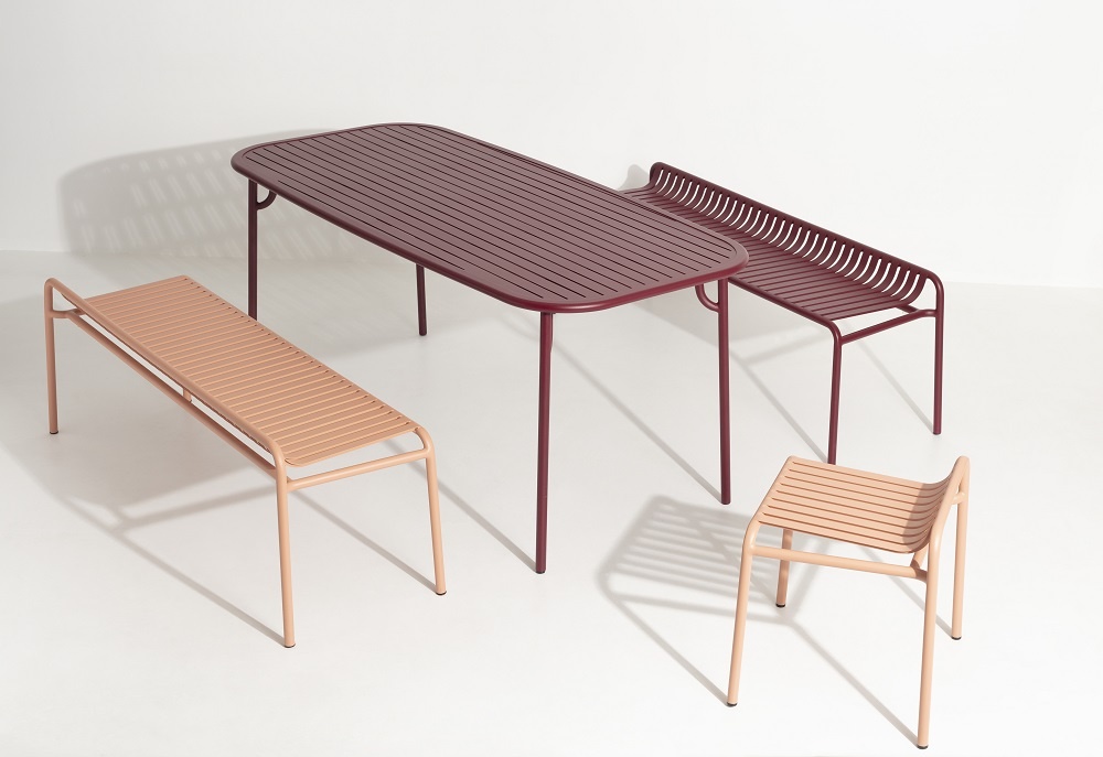 Week-End Gartenmöbel-Set von Petite Friture: Tisch, Bänke und Hocker in verschiedenen Farben.